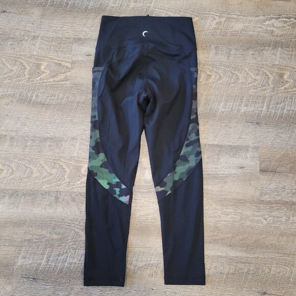 ZYIA | Black Camo Reflective Pocket Brilliant Hi-Rise Capri Legging | Sz. 2 - Picture 7 of 8